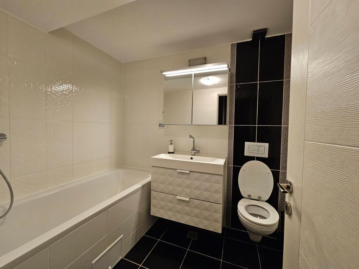 Manolaire Airport Residence Отопени Екстериор снимка